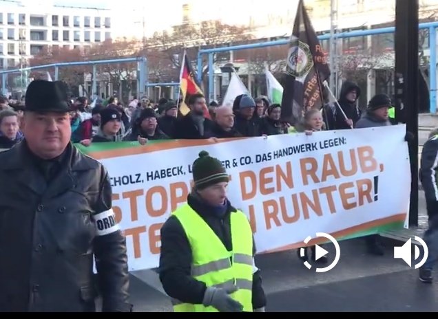 Andreas #Kalbitz führt die Nazi-Demo der 'Freien Sachsen' an. Er ist der Bannerträger in der Mitte.
Screenshot via @RPFDMOPO