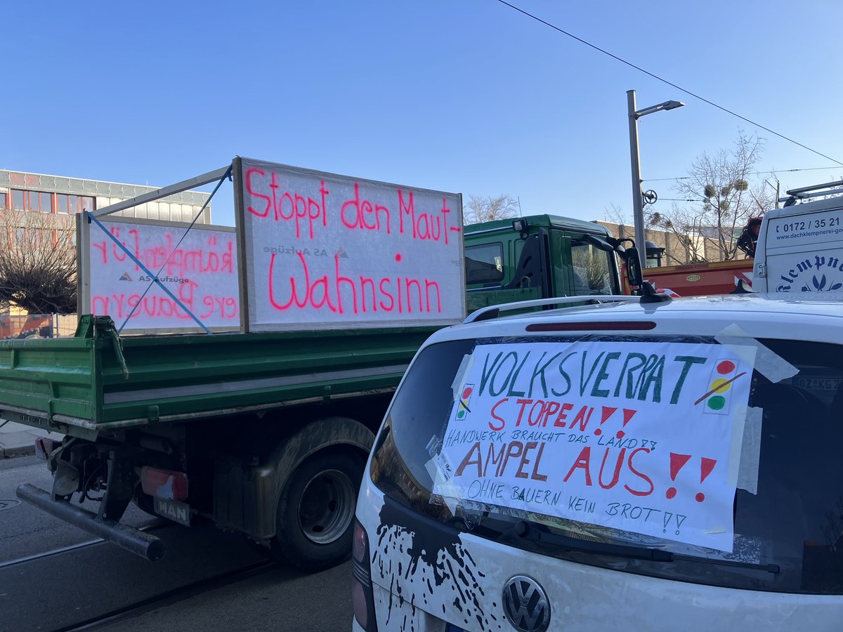 Teile der Innenstadt #Dresden sind komplett dicht. Handwerk, Landwirte, Privatleute, Busse, LKW sind dabei. Bekannte Querdenker wie Marcus Fuchs tummeln sich, aus Kofferräumen teils verschwörungsideologische Musik, auf manchen Flaggen Hammer und Sichel. Viel AfD und Ampelabscheu.