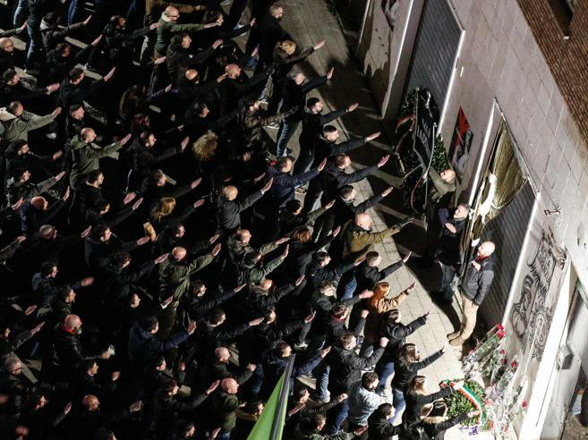 _Brick_Block_'s tweet photo. Vi sembra normale che se una persona grida #VivalItaliaAntifascista  alla prima della Scala viene identificato dalla Digos e invece millemila #fascisti possono tranquillamente tenere la loro celebrazione annuale tra saluti romani e croci celtiche? #AccaLarentia https://t.co/Be91niTnUH