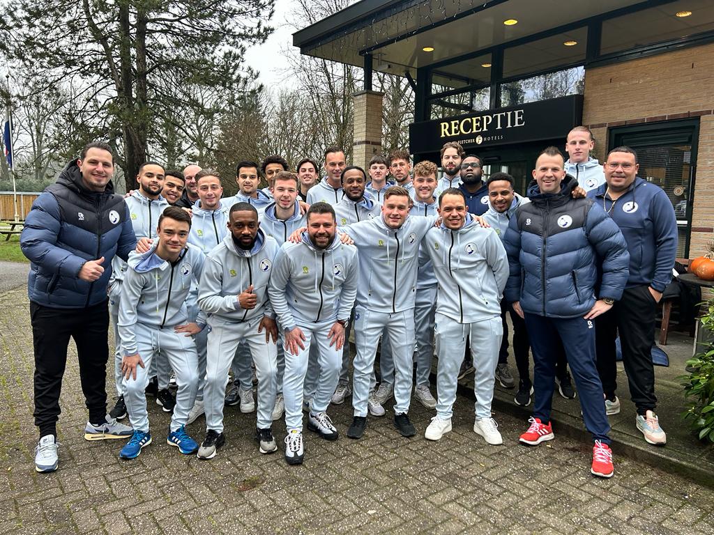 De selectie van <a href="/svdwo/">s.v. DWO</a> zijn de afgelopen 3 dagen op trainingskamp geweest in het mooie Hoenderloo 
Op het programma stonden zowel voetbal als teambuilding activiteiten. 
De selectie heeft genoten van de gastvrijheid van zowel <a href="/HotelHoenderloo/">Fletcher Hotel Hoenderloo</a> als <a href="/PeakzPadel/">PeakzPadel</a> 
#trainingskamp