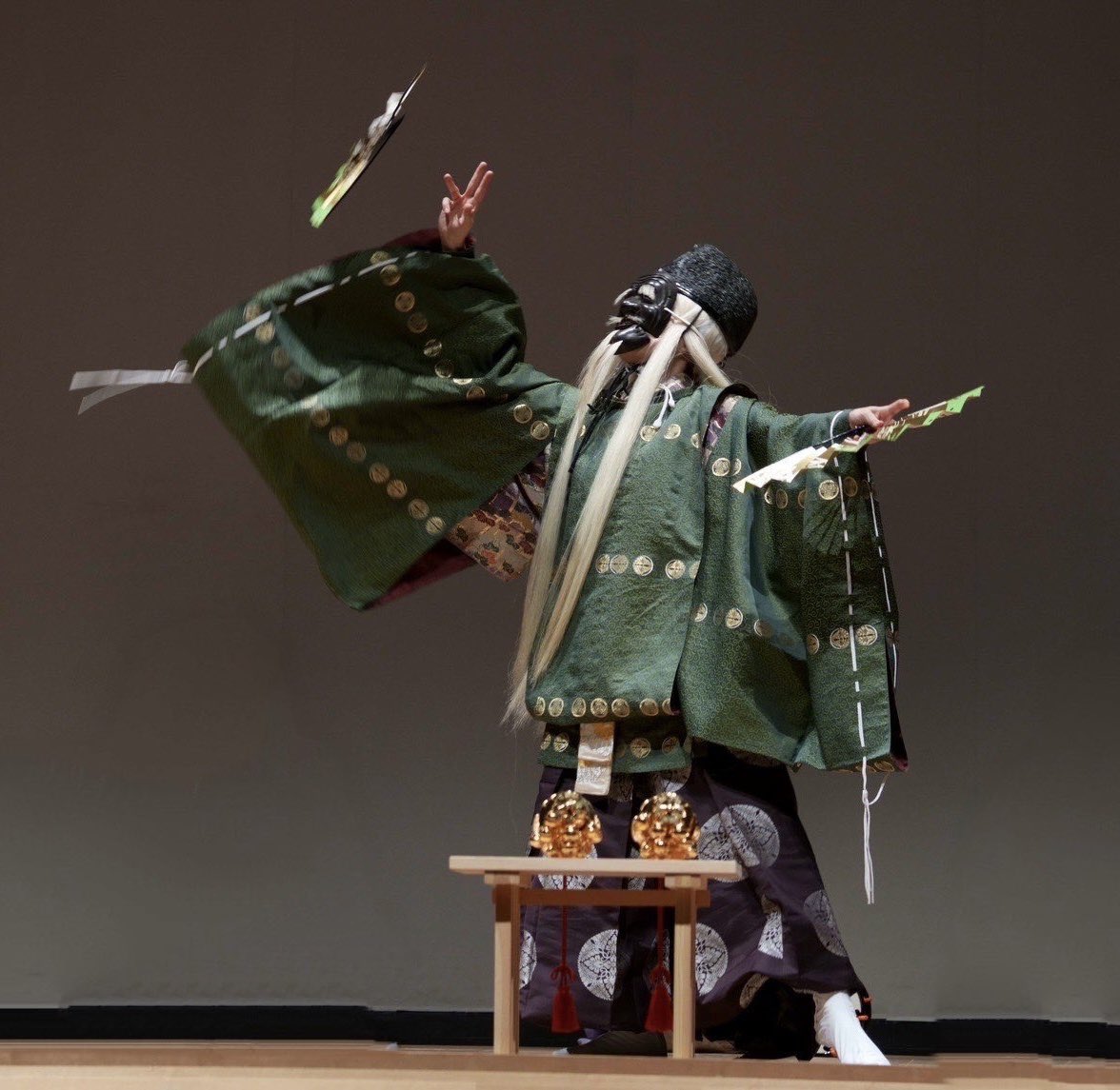 底筒男命（そこつつのおのみこと）を舞いました。住吉三神の1柱で、住吉大社に祀られてます、めっちゃ偉いです👀

お面は周りが見にくくて、夢の中にいるみたいな感じw

そんな中での扇子飛ばし、両手に扇を持った状態だったのでかなり難しかったけど、なんとかやり切ったよ！

#神楽　#習い事