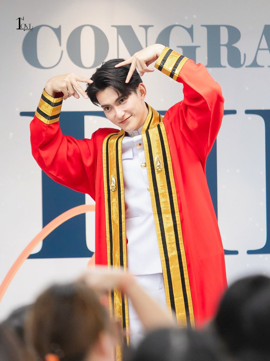 FirstLoveofc_'s tweet image. Happy Anniversary #FirstfhGraduationDay 🎓

อีกหนึ่งวันแห่งความสำเร็จของ @firstfh5 
ขอบคุณทุกคนที่มาร่วมแสดงความยินดีกับคนเก่ง และสร้างความประทับใจร่วมกันนะคะ 🧡✨

#First_Chalongrat #รักแรกของเฟริสท์