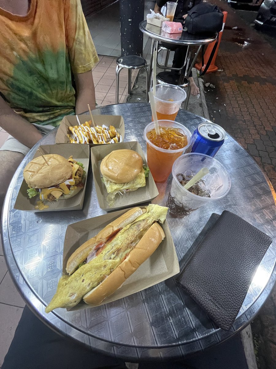Krozzman's tweet photo. Kau belagak la makan hotel, michelinstar 10 pun ni jugak yang sedap. https://t.co/fC0apvw3FS
