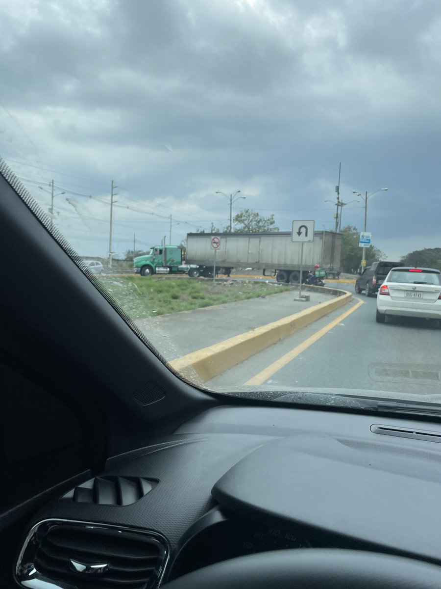 MimiRumbea's tweet photo. @Urb_ViaLaCosta @kfcecuador @AntiradarGYE Ahora dan vuelta en el 2do Retorno también… vamos como el cangrejo 🦀 https://t.co/HZB0qGhSVt