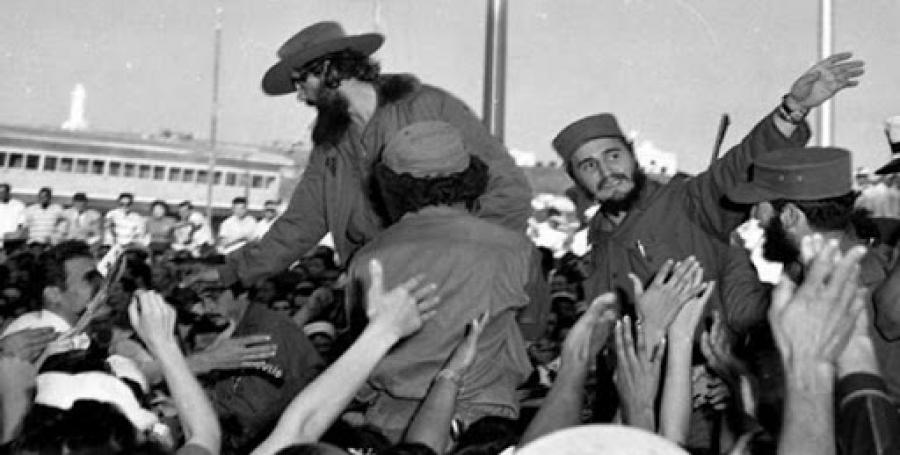 Recordamos #Hoy 8 de enero la entrada triunfante a La Habana de la Caravana de la Libertad encabezada por el Comandante en Jefe #Fidel . Luego de un largo recorrido el pueblo recibió a sus héroes lleno de júbilo. #65AniversarioDeLaRevolución #EstaEsLaRevolución