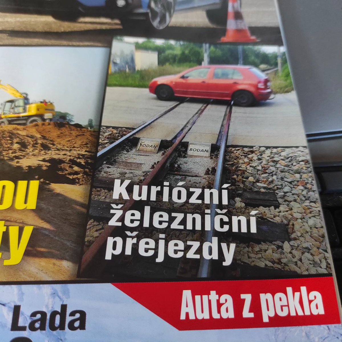 KarlikMartin's tweet photo. O přejezdu, kde místo vlaků chodí chodci, o přejezdu, kde jsou tři kolejnice nebo o přejezdu se zubačkou si přečtete v aktuálním vydání časopisu Svět motorů. https://t.co/vSqUHDC2oP