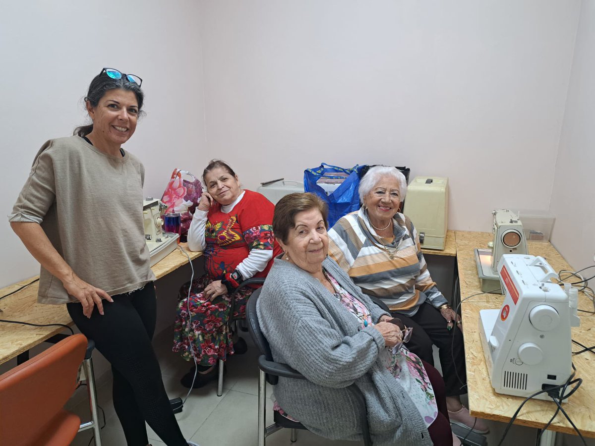 ShaRED_Sea's tweet photo. היום באגודה למען הקשיש #מועדון60+ תפרנו תיקים 👜מחולצות 👕 עוד מעט, המשתתפים.ות של המחזור ה3 שלנו יתחילו לעבוד ביחד איתן על פרויקט EcoBags

Today, we sewed bags out of old t-shirts at a senior club in #Eilat. Our participants will join them soon to implement the #EcoBags project https://t.co/ka033ddpud