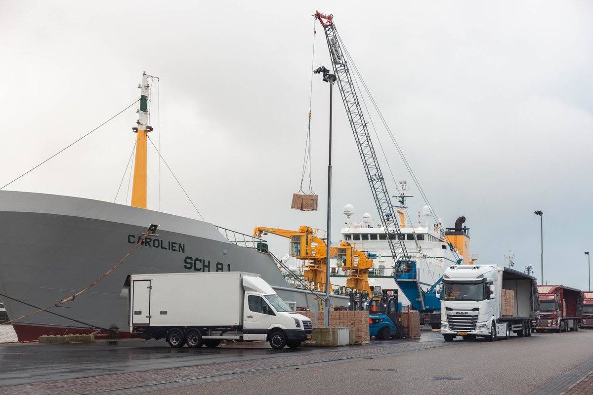 SussexDolphin's tweet photo. The #DolphinsArentDiscard team, and our friends at @Seasaver, took advantage of the seasonal halt in #supertrawler activity to monitor the fleet offloading and preparing to return to sea at their home port in the Netherlands 🇳🇱 🧵 https://t.co/YPXAAGNjcb