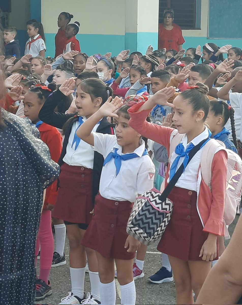 Con las notas del himno nacional de nuevo en las aulas, nuestros pioneros felices en #Cuba, de seguro que #EstaEsLaRevolución