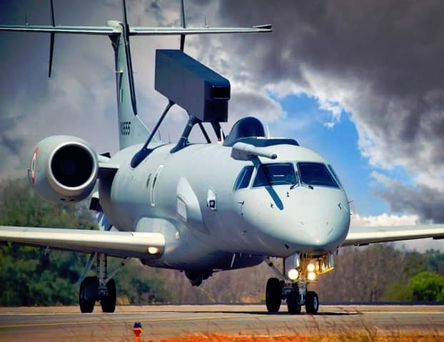 DefenseLrca's tweet photo. Imprensa indiana: DRDO (CABS) emitiu uma Manifestação de Interesse (EoI) para um Parceiro de Desenvolvimento e Produção para Sistemas de Missão de 6 Netra MK-1A AEW&Cs. Esta aeronave tem a plataforma do Embraer ERJ 145.
#Embraer #India #ERJ145 #NetraMK1A #embr3 #AEWeC https://t.co/v8Kv3ggOoe