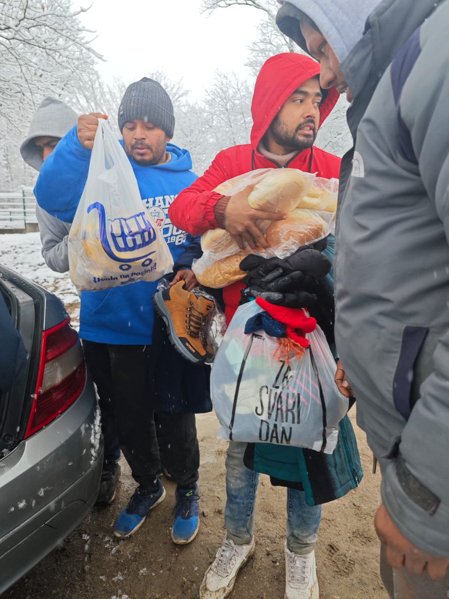 Kid_Pex's tweet photo. Minusgrade &amp; Schnee an der EU-Aussengrenze. 
Wir versorgen die Menschen mit warmen Decken, Gewand, Brennholz, versuchen ihnen mit Wärme die Kälte erträglicher zu machen.
Danke an alle, die unterstützen. Jeder Euro hilft♥️
AT20 2011 1842 8097 8400 https://t.co/WIik5sqSIN