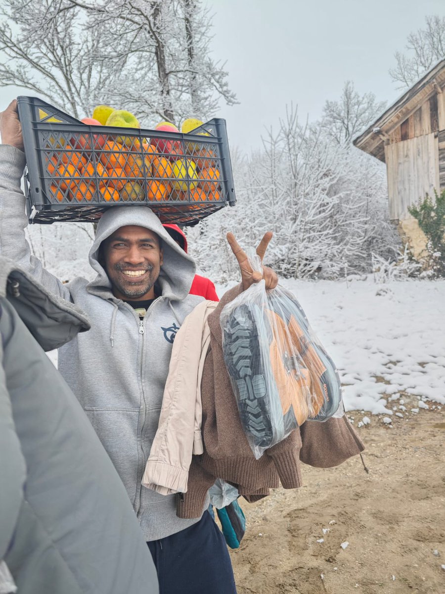 Minusgrade &amp; Schnee an der EU-Aussengrenze. 
Wir versorgen die Menschen mit warmen Decken, Gewand, Brennholz, versuchen ihnen mit Wärme die Kälte erträglicher zu machen.
Danke an alle, die unterstützen. Jeder Euro hilft♥️
AT20 2011 1842 8097 8400