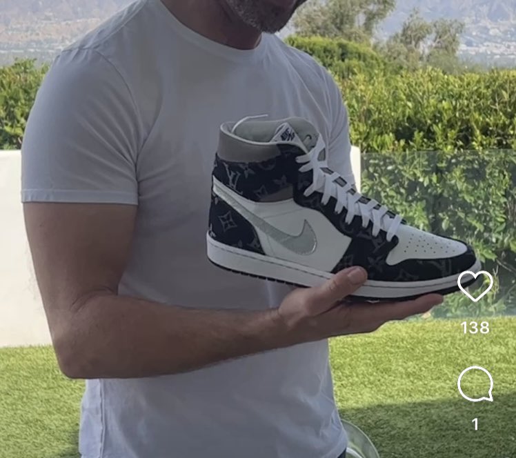 SteffieBruening's tweet image. He…
In this damn white shirt… 👀

I’m good… 😮‍💨

Question:
(Without looking again!)
What is he holding in his hands? 🤭😬
(I know it’s difficult…)

#focusplease #IdkThatIWasThisMuchObsessedWithShoesUntilNow