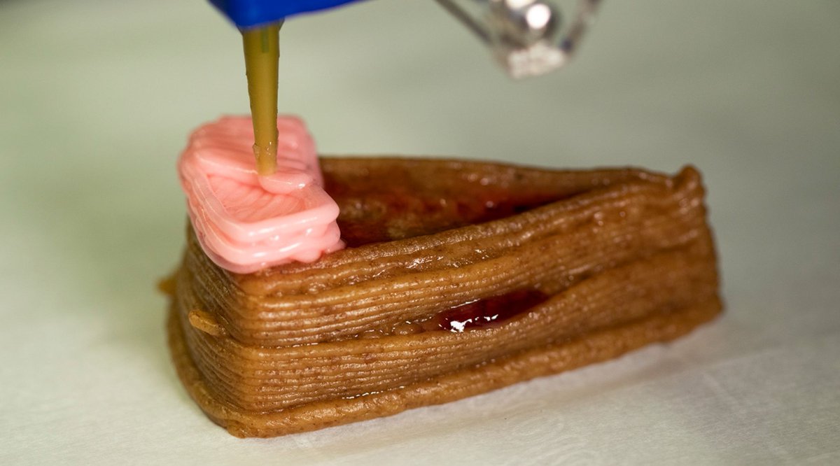 🤖 🍰  Fascinating and gross. Watch a robot 3D print a real cake buff.ly/3NPwsEc