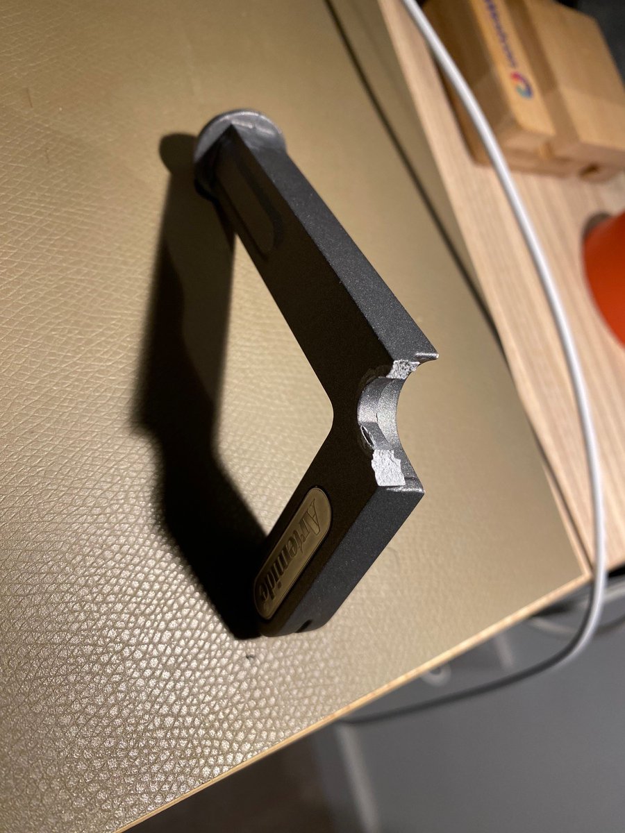 armandBLN's tweet photo. @artemide This is a DEMETRA pro model of artemide with no quality at all, one year old lamp (I carefully read the guidelines in case of doubts), Responde of Artemide: Is user fault. Thinks twice before buy one. https://t.co/bzLXiQdXSV