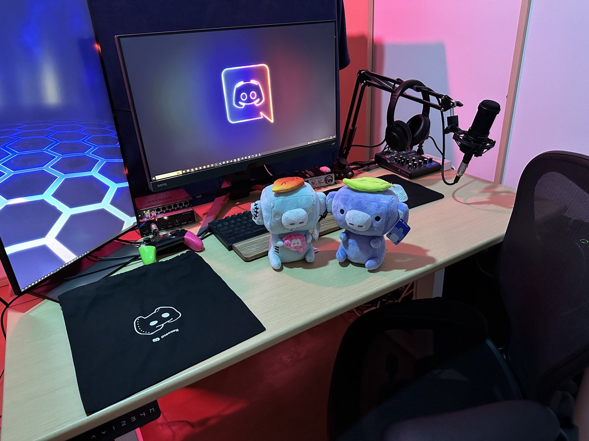 Virtual_JK17sai's tweet photo. Discord(@discord_jp)からワンパスくんとゾンパスくん貰った！！！ありがとう！！！！

せっかくなのでゲーミングPCデスクと一緒に🤟🏼
かわええ〜 https://t.co/EZBAqVQe6M