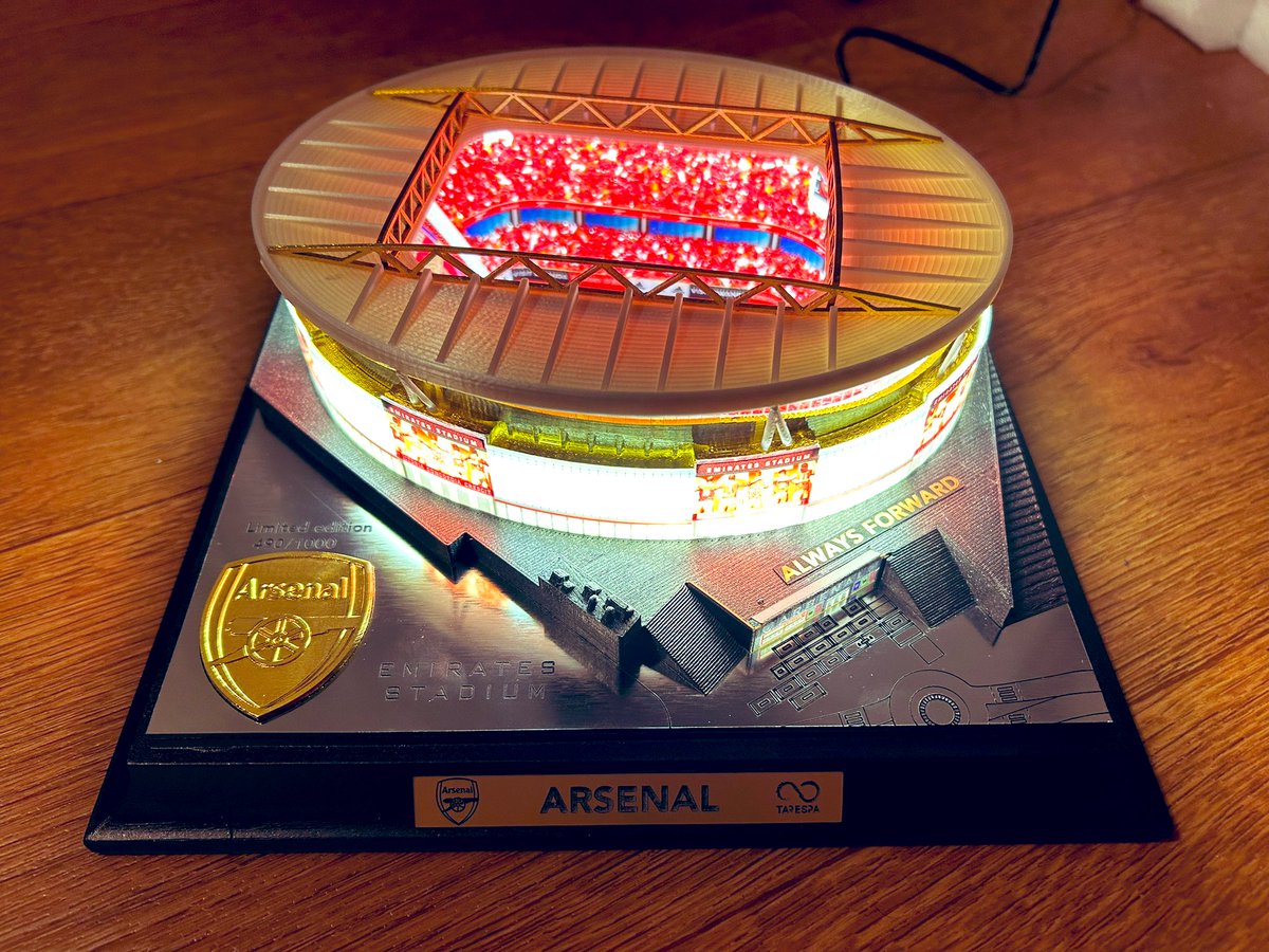 LadyArsenalCZ's tweet photo. Ježíšek byl na mě a naši budoucí princeznu moc hodný. Dostala jsem

1) Šatičky, ať je poznat, že to bude pravá Gunnerka 🔥
2) Od kolegů z Livesportu limitovanou edici modelu Emirates Stadium od české firmy Tarespa
3) A ani @ACSparta_CZ nemůže zůstat zahanbena ❤️ https://t.co/LzxSiQrZw6