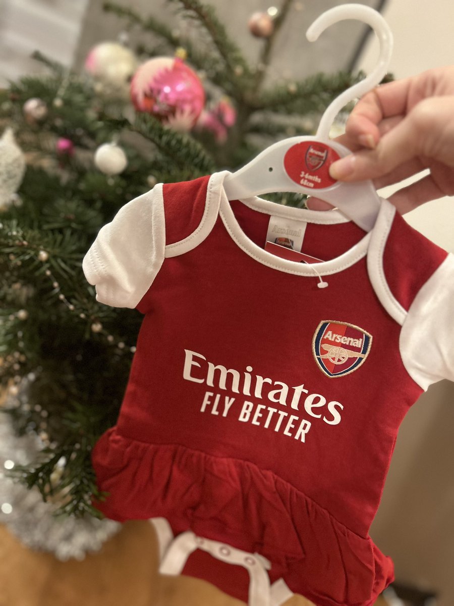 LadyArsenalCZ's tweet photo. Ježíšek byl na mě a naši budoucí princeznu moc hodný. Dostala jsem

1) Šatičky, ať je poznat, že to bude pravá Gunnerka 🔥
2) Od kolegů z Livesportu limitovanou edici modelu Emirates Stadium od české firmy Tarespa
3) A ani @ACSparta_CZ nemůže zůstat zahanbena ❤️ https://t.co/LzxSiQrZw6