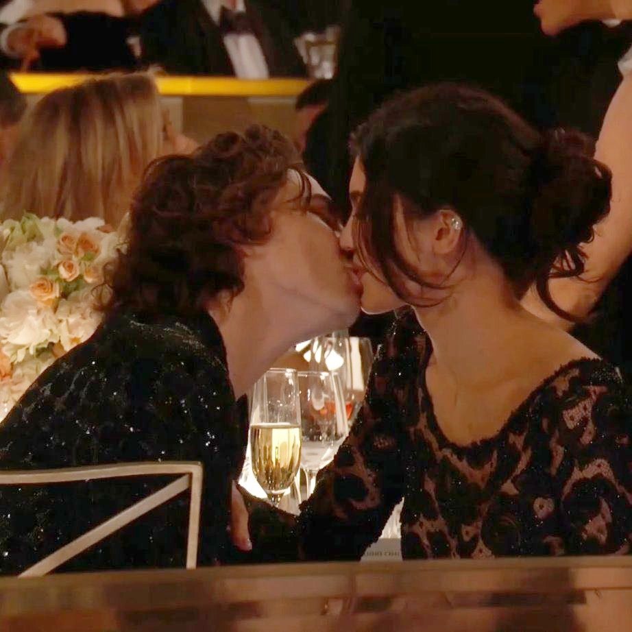 Vyral_News_'s tweet photo. ¡Solucionemos esto como personas civilizadas! 

🔁 Kylie Jenner y Timothée Chalamet 
♥️ Selena Gómez y Benny Blanco

 #GoldenGlobes #SelenaGomez #KylieJenner https://t.co/wF7VbyMCMw