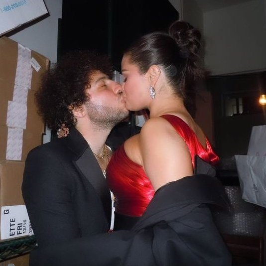 Vyral_News_'s tweet photo. ¡Solucionemos esto como personas civilizadas! 

🔁 Kylie Jenner y Timothée Chalamet 
♥️ Selena Gómez y Benny Blanco

 #GoldenGlobes #SelenaGomez #KylieJenner https://t.co/wF7VbyMCMw
