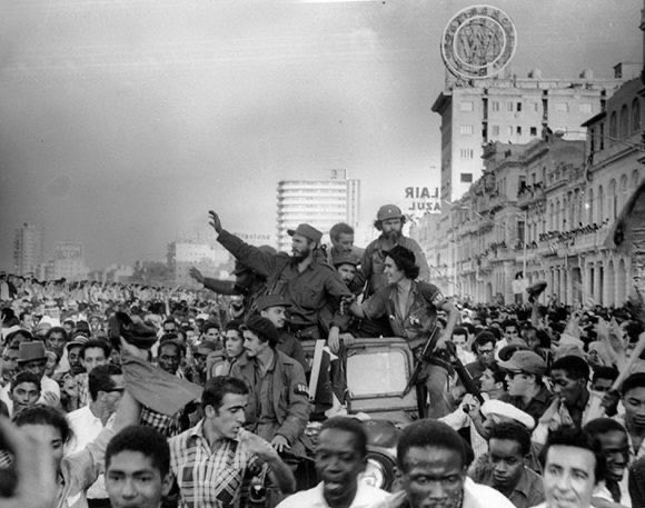 ✍️| Era el 8 de enero de 1959 y #Cuba entera vestía de verde olivo. Desde Santiago hasta La Habana, millones de personas vitoreaban a los guerrilleros y aclamaban a #Fidel. #CaravanaDeLaLibertad 🇨🇺 presidencia.gob.cu/es/noticias/cu…