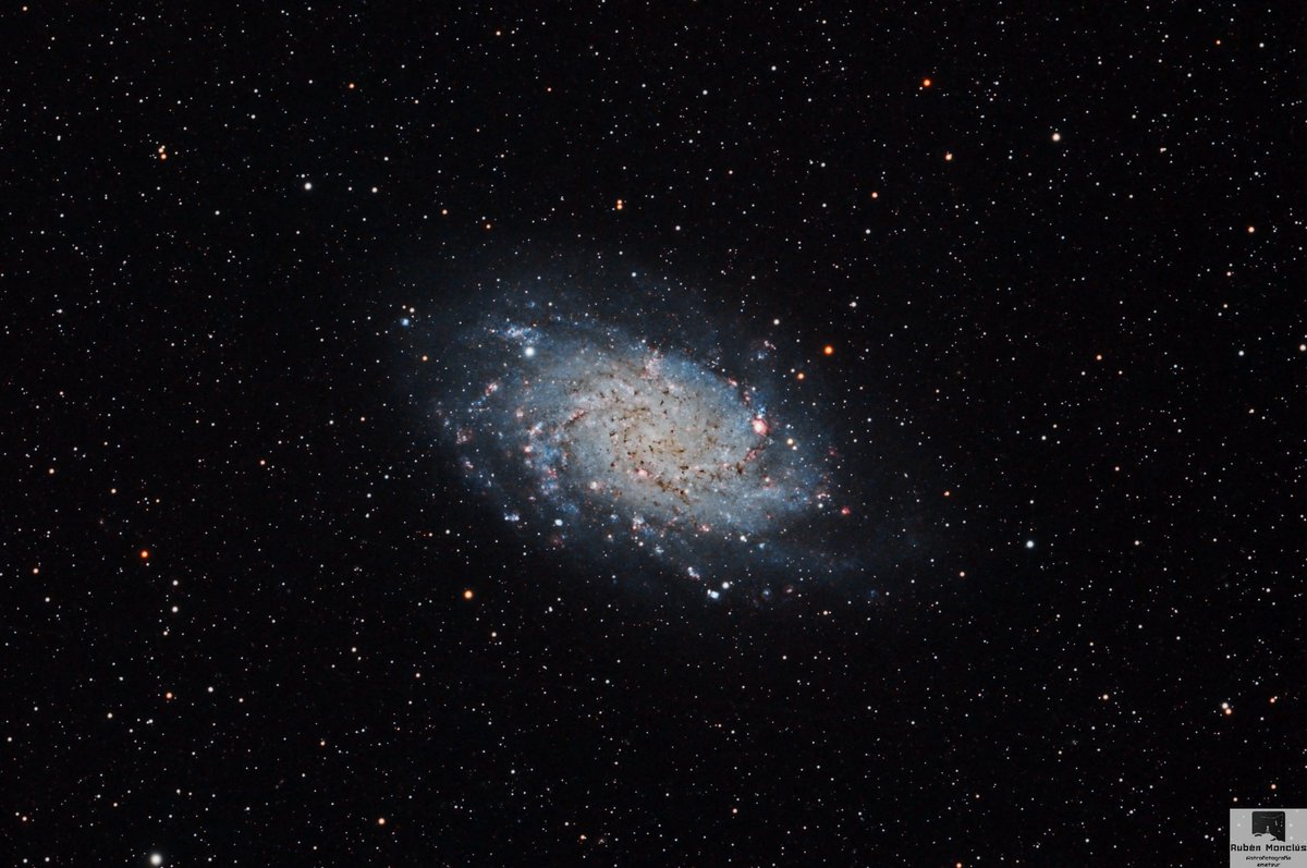 M33 o galaxia del Triángulo. Es una galaxia espiral de nuestro Grupo Local, la tercera en tamaño y que posiblemente esté unida gravitacionalmente a M31, la galaxia de Andrómeda, de la que se encuentra a solo 750000 años luz. De nosotros se encuentra a 2.8 millones de años luz.