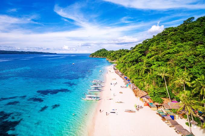 RoflGandhi_'s tweet photo. This isn't Maldives.

We normally think that only Islands like Maldives could have such beautiful beaches 

This is Boracay, Philippines https://t.co/fPMkvdqlTD