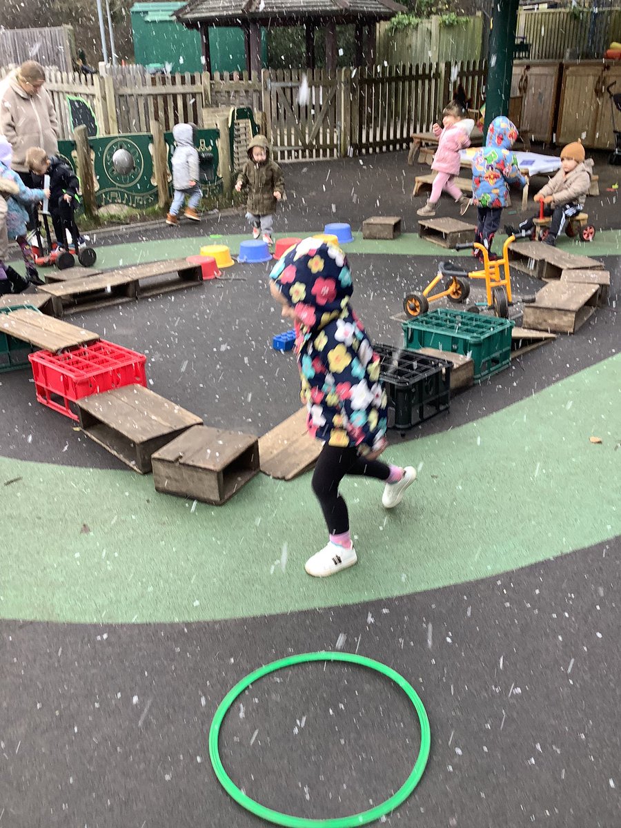 RobsackN's tweet photo. ❄️❄️The children are having a great time playing while it's snowing! They are trying to catch snowflakes. I wonder how many they caught?1️⃣2️⃣3️⃣ 🌨️@R_S_Wood #outdoorlearning https://t.co/ST0UNbVMVf
