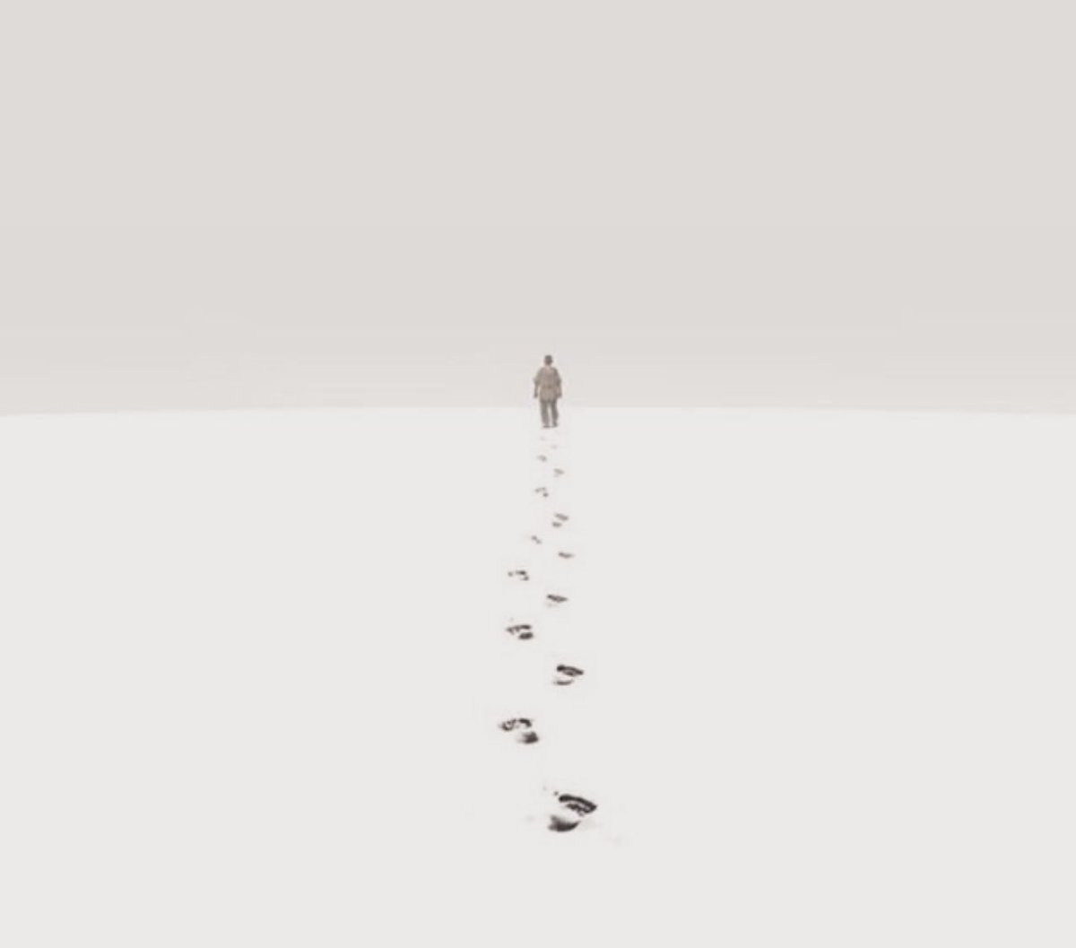 🍂_

أتدري ما الذي يكوي الفؤاد
ويدمي وتين القلب؟
أن تمضي بين عالمين تعيشهما 
واقع موجع وخيال مُرْض،
أن تمسك بهاتفك
فتكون متصلا وغير متصل
يغتالك الحنين ويعييك
الجواب
اذْ لا مجيب؛
وأنى له أن يجيب وهو غير متصل..!
هنا ينقشع سحاب الأمل
ودموع العين تهل
ويبقى جدار الصمت

#نمير_البيان