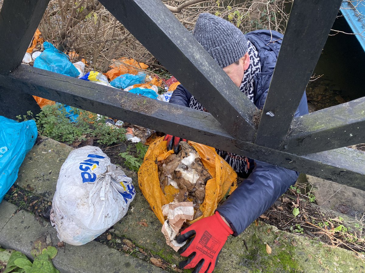 mikelondonse's tweet photo. 4 of us from @qwag have just removed ca200 flytipped bags of clinical waste dumped over months. Possibly disbetes waste as GPs not liable to accept household clinical waste any more. @LewishamCouncil needed two carts to take it all away! Cold, snow, steep slippery slope no deter! https://t.co/UPAi9rkQhb