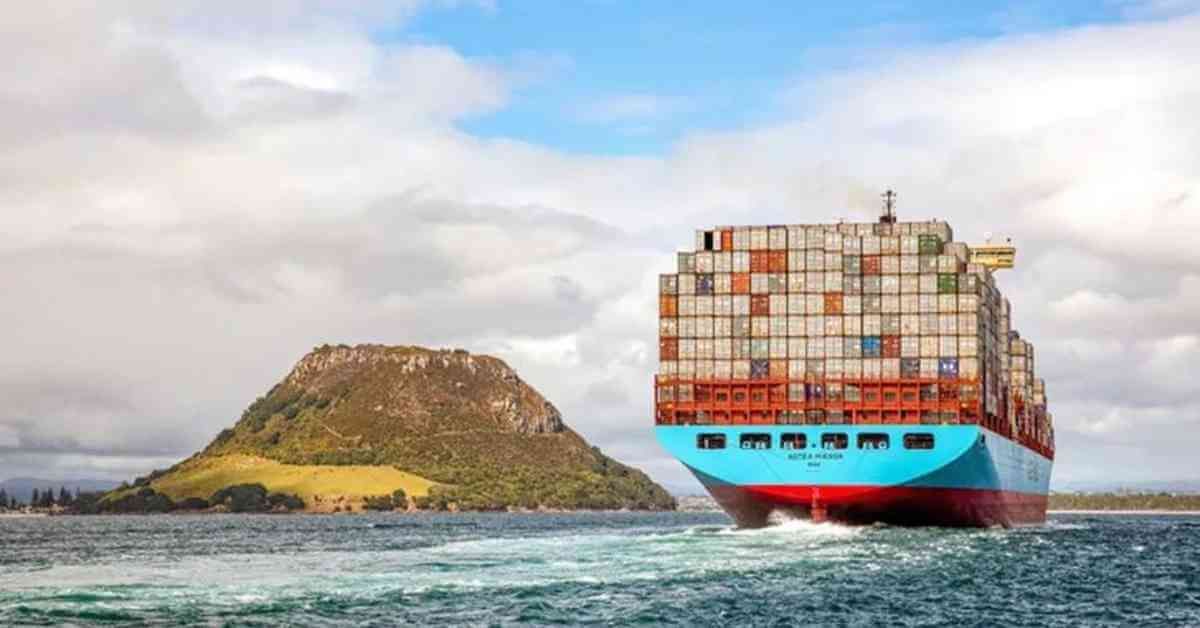 MarineInsight's tweet photo. Danish shipping company Maersk reroutes all container ships around Cape of Good Hope.

Check out this article 👉https://t.co/QEjtPKe6LH 

#Maersk #RedSea #Maritime #MarineInsight #Merchantnavy #Merchantmarine #MerchantnavyShips https://t.co/AUEyeYuyVE