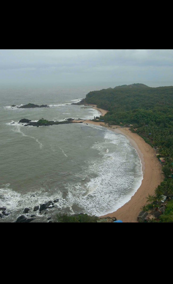indiahiddengems's tweet photo. This beach in Karnataka, shaped like two crescents joined together, resembles the auspicious Hindu symbol 🕉️ when viewed from a bird's eye 🦅
 
📍Om Beach, Gokarna 🇮🇳

#IndiaHiddenGems #ExploreIndianBeaches https://t.co/zLqz61RDhp