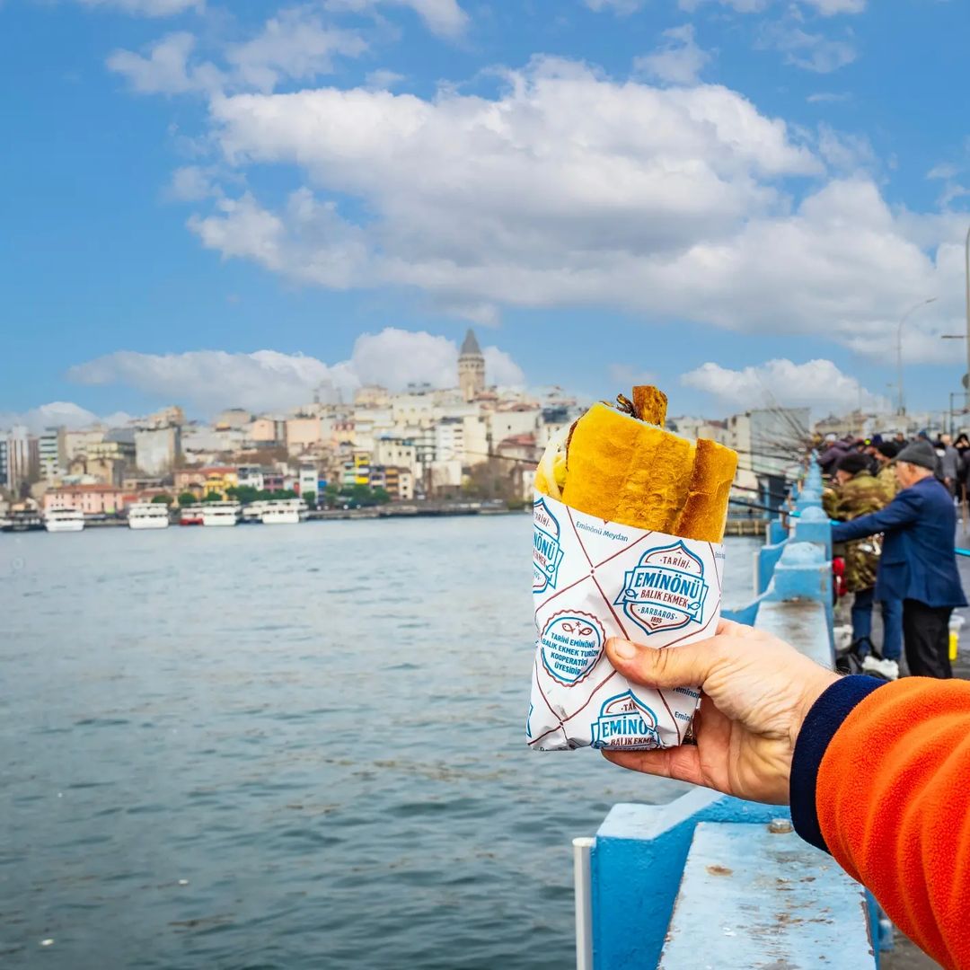 İstanbul'un serin rüzgarları ve puslu manzarası, sıcacık bir balık ekmekle buluşuyor!
#KalyataiBarbarosLezzeti #IstanbulWinterMagic #BalıkEkmekAşkı #IstanbulWinterVibes #BalıkEkmekLezzeti #EminönüKeyfi #lezzet #sokaklezzetleri #balıkekmek #fishandbread #fishsandwiches #istanbul