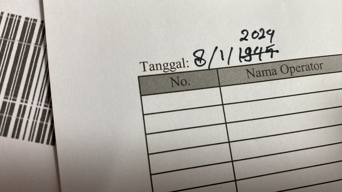 kisciskiscis_'s tweet photo. Tiap tahun baru, selalu aja salah nulis tahun. https://t.co/RUheItolg7