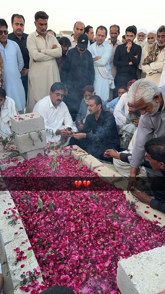 BaluchShees1's tweet photo. Rest in peace baba e gwadar
بِچھرا کچھ اس ادا سے کہ رتھ ہی بدل گہی
ایک شخص سارے شہر کو ویران کرگیا https://t.co/d40yUBHiaj