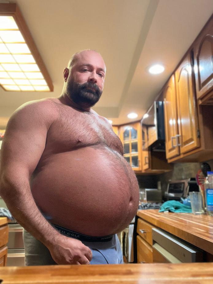 Daddy Brad even bigger? Just contribute for that... Message me for PayPal and Cashapp 🍴🍔💪 More muscles and gut for you... https://t.co/vWPHrw6TMp