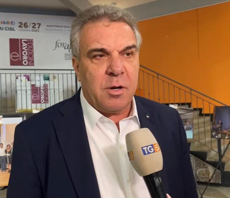 CislNazionale's tweet photo. #LuigiSbarra: “Solidarietà e sostegno della Cisl alla protesta in corso delle lavoratrici e dei lavoratori dell’agenzia giornalistica Dire. Bisogna salvaguardare i livelli occupazionali e garantire la continuità aziendale. L’informazione libera è uno dei presidi della nostra democrazia”.