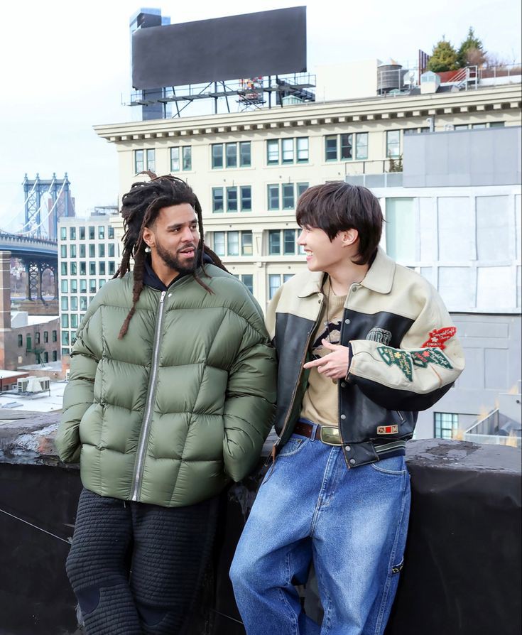 cpsporsho's tweet photo. In a world where BTS has to carry their collabs, here's 20+ songs where both BTS and the featured artist worked together PERFECTLY to make a banger 🔥💯

A Thread🧵- https://t.co/y8Dlnknc97