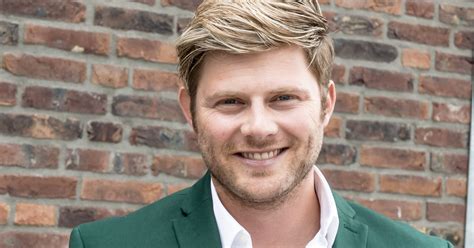 G11Sven's tweet photo. Op verzoek @navajoias:
1/2 Tim #masonslaafje Douwsma
Zanger, vm. model. 'The🎭Masked Singer' & 'Secret🤫Duets' & 'DNA🧬Singers' #Cabal-tv🚩. Eén vd vele gatekeepers in NL. #Shill.
#Wall
#ThinkPose/#OneEye/#Glasses
#OneEye
#KabbalaString? https://t.co/e5vyC8eMXh