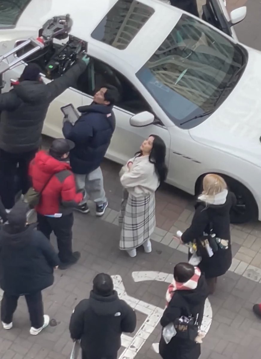GODTIERJISOO's tweet photo. JISOO FILMING INFLUENZA???? https://t.co/kZ3zx5JFbK