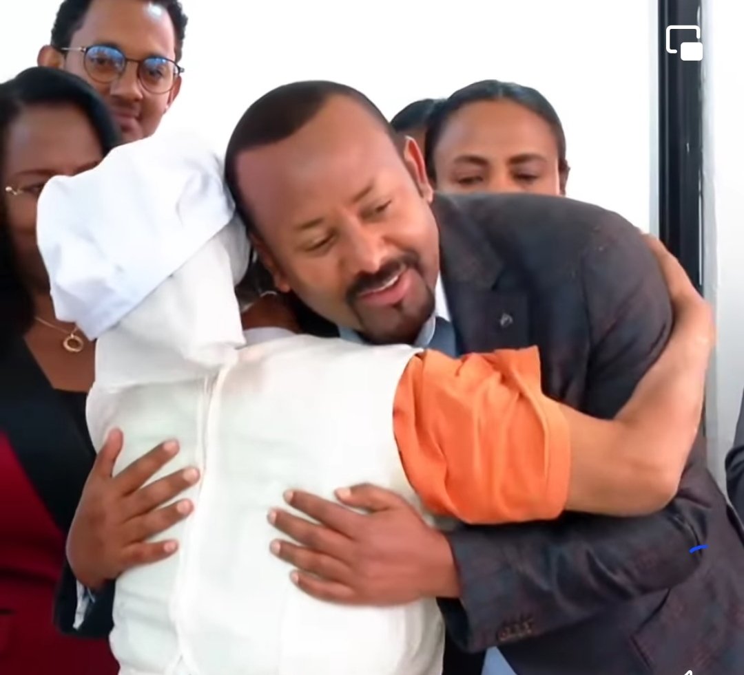 danielkibret's tweet photo. ዘሪውን ትቶ አጫጁን
(ክፍል አንድ)
ዐቢይ እንደ ሰውም እንደ መሪም እየሠራ ነው። እንደ መሪ የትናንቱን የኢትዮጵያ ስብራት ለመጠገን፣ የዛሬውን ትውልድ ፍላጎት ለማርካት እና የነገዋን ኢትዮጵያ ተስፋ ብሩህ ለማድረግ ይሠራል። 
እንደ ሰው ደግሞ አጣዳፊዎቹን የወገኖቹን ችግሮች በቻለው ሁሉ ለመፍታት ሀብትና ሰው ያስተባብራል። ድኾች ይመግባል። መጽሐፍ ሽጦ ለችግረኞች ትምህርት ቤት ይሠራል። ለምኖ ለድኾች ቤት ይገነባል። 
ሐሳቡ ለወገን የማዘን፣ዓላማውም ሰብአዊ መሆኑን የሚያሳየው ከበሻሻ ይልቅ አዋሬን ለመቀየር ሲነሣ ነው። አዋሬ የቤተ መንግሥት ሰዎች የዘነጓት የቤተ መንግሥቱ ድኻ ጎረቤት ናት።

ኢትዮጵያ ውስጥ በመሠረታዊነት ያለው ትግል በ66ቱ እና በድኅረ 66ቱ ትውልድ መካከል የሚደረግ ነው። ከዘውዳዊ ሥርዓት በኋላ ያለው የኢትዮጵያ ፖለቲካዊ፣ ኢኮኖሚያዊ እና ማኅበራዊ ቅኝት የ66ቱ ትውልድ ቅኝት ነው። ይህ ትውልድ 2 ጊዜ መንግሥት ሆኗል ( ደርግና ኢሕአዴግ )። ከመቶ ጊዜ በላይ ዐማጺ ሆኗል( ከ66- አሁን) በተደጋጋሚ ተቃዋሚ ፓርቲ ሆኗል። የዳያስፖራውን የእምነት፣ የሚዲያና የፖለቲካ መድረክ ደግሞ ከ35 ዓመት በላይ ሰንጎ ይዟል። 
ይሄ ትውልድ በአካል ከኢትዮጵያ መድረክ እየተሰናበተ ነው። እንዲሰናበት ያደረገውም ተፈጥሮ ነው። የ66ቱ ትውልድ ሲጀመር በ20ዎቹ የነበሩት አሁን በትንሹ 70 ዓመት ሆኗቸዋል። በዚህ የተነሣ ወይ ቤት ውለዋል፣ ወይ ነርሲንግ ሆም ናቸው፣ ወይም የመጨረሻ የጡረታ ጊዜያቸውን በብጥብጥ ለመጨረስ ከዘራ ይዘው በየድርጅቱና በየሚዲያው እየተንገታገቱ ናቸው። በኢትዮጵያ አቆጣጠር በ2020 የመጨረሻዎቹን ሰዎች ከኢትዮጵያ የፖለቲካ መድረክ እንሰናበት ይሆናል። ተጽዕኗቸው ግን ጥቂት ዘመናት ይሰነብታል። ዛሬ በዚህ ዘመን ያለው ትግል በዚህ ተሰናባች የ66 ትውልድና በአዲሱ ትውልድ መካከል የሚደረግ ነው። 
ዐቢይ የ66ቱ ትውልድ የዘራው እንክርዳድ በቅሎ፣ ጎምርቶ በሚታጨድበት ጊዜ የተነሣ መሪ ነው። በስንዴው መካከል የተዘራው እንክርዳድ የታየው ባፈራ ጊዜ ነበር። ተዘርቶ እስኪያፈራ ያየው ሰው አልነበረም። በዚህ የተነሣ የኢትዮጵያ ፖለቲካዊና ማኅበራዊ ማሳ ጤነኛ ይመስል ነበር። ተመልካቾቹ የደነገጡት እንክርዳዱ አፍርቶ ባዩት ጊዜ ነው። ባዩት ጊዜ ጊዜ የበቀለ መስሏቸው። ጠላት ግን እንክርዳዱን የዘራው ቀደም ብሎ ሰው ሁሉ ተኝቶ በነበረ ጊዜ ነው። እንክርዳዱ የተዘራበትና እንክርዳዱ የተገለጠበት ጊዜ ይለያያል።

የኢትዮጵያም ችግር እንደዚህ ነው። ዛሬ መከራ የሚያሳዩን ችግሮች የተዘሩት ከዘመናት በፊት ነው። ያን ጊዜ ብዙው ሰው ተኝቶ ነበር፤ ወይም ችግር ከሚዘራው ወገን ነበር። የተዘራው የችግር እንክርዳድ ስለማይታይ ሀገሩ ጤነኛ፣ ሰው ሰላምተኛ መስሎ ነበር። ዛሬ ግን እንክርዳዱ በሚገባ በቅሎ ታየ። ሰውም ችግሩ ሁሉ እንደ ታዴዎስ ስንዴ ዕለቱን ተዘርቶ ዕለቱን የበቀለ መስሎት ይደነግጣል።

ጎበዝ! አትደንግጡ፤ አትገረሙ። እንክርዳዱ ሁላችሁም ተኝታችሁ ሳላችሁ የተዘራ ነው። አንዳንድ የዚያ ትውልድ አባላት ደግሞ እንክርዳዱን የዘራችሁት ራሳችሁ ናችሁ።  አስገራሚው ነገር እንክርዳዱን የዘሩት ሰዎች ዘርተውና ኮትኩተው ካበቀሉት በኋላ፣ ስለ እንክርዳዱ "ሰርፕራይዝ" የተደረጉ መምሰላቸው ነው። ከዚህም የባሱት ደግሞ "አጫጁ ነው የዘራው" ብለው ለመክሰስ አያፍሩም።
አንዳንዶች ደግሞ እንክርዳዱ ሲዘራ ለጥ ብለው ከርመው፣ ዛሬ ድንገት በማኅበራዊ ሚዲያ ዘመን ችግሩን ጥርስ አግጥጦ ሲያዩት ይደነግጣሉ። ችግሩ ሁሉ ዛሬ የበቀለ ስለመሰላቸው። ዛሬ አግጥጦ ታየ እንጂ ዛሬ አልተዘራም። 
(ይቀጥላል)