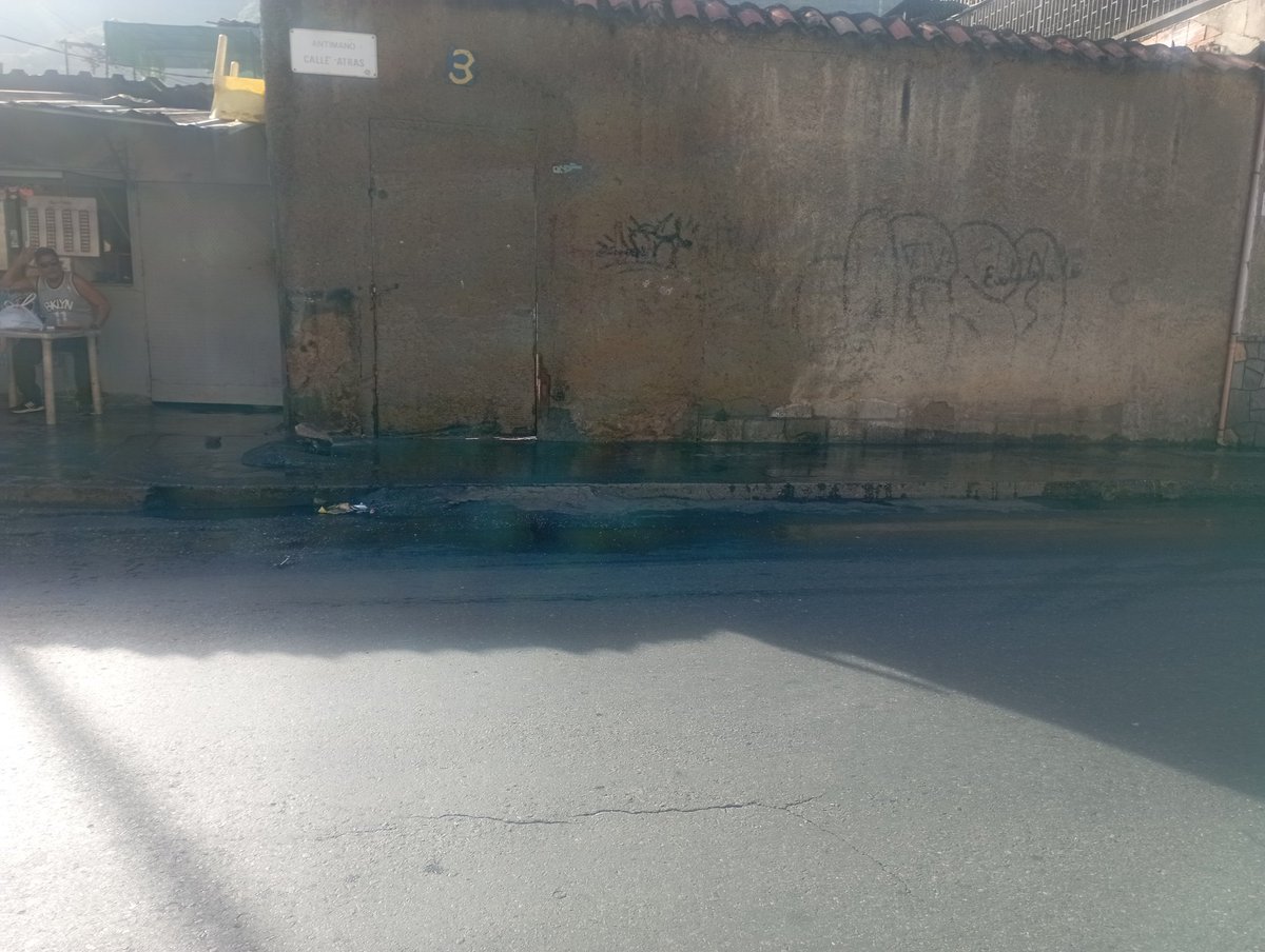 Fcojavierbarrio's tweet photo. En la Calle La Rangela de la Parroquia  #Antímano, el agua llegó los días domingo en todo el mes de Diciembre , a esta hora no nos ha llegado aún el servicio, presumimos que es por este bote de agua en la Calle Atrás de La Iglesia. @HidroCapital2 https://t.co/7IVYdCR9d4