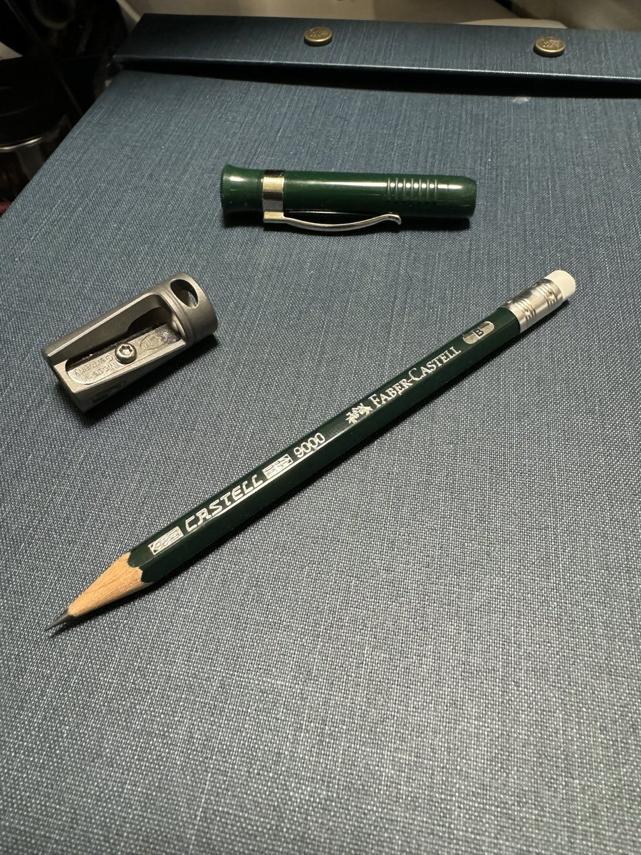 shnakag's tweet photo. 鉛筆も鉛筆削りもだいぶ増えてきました。万年筆同様にいろいろ書いていこうと思います。
#ファーバーカステル
#KeyUnity https://t.co/gEE4F4Q8Nm
