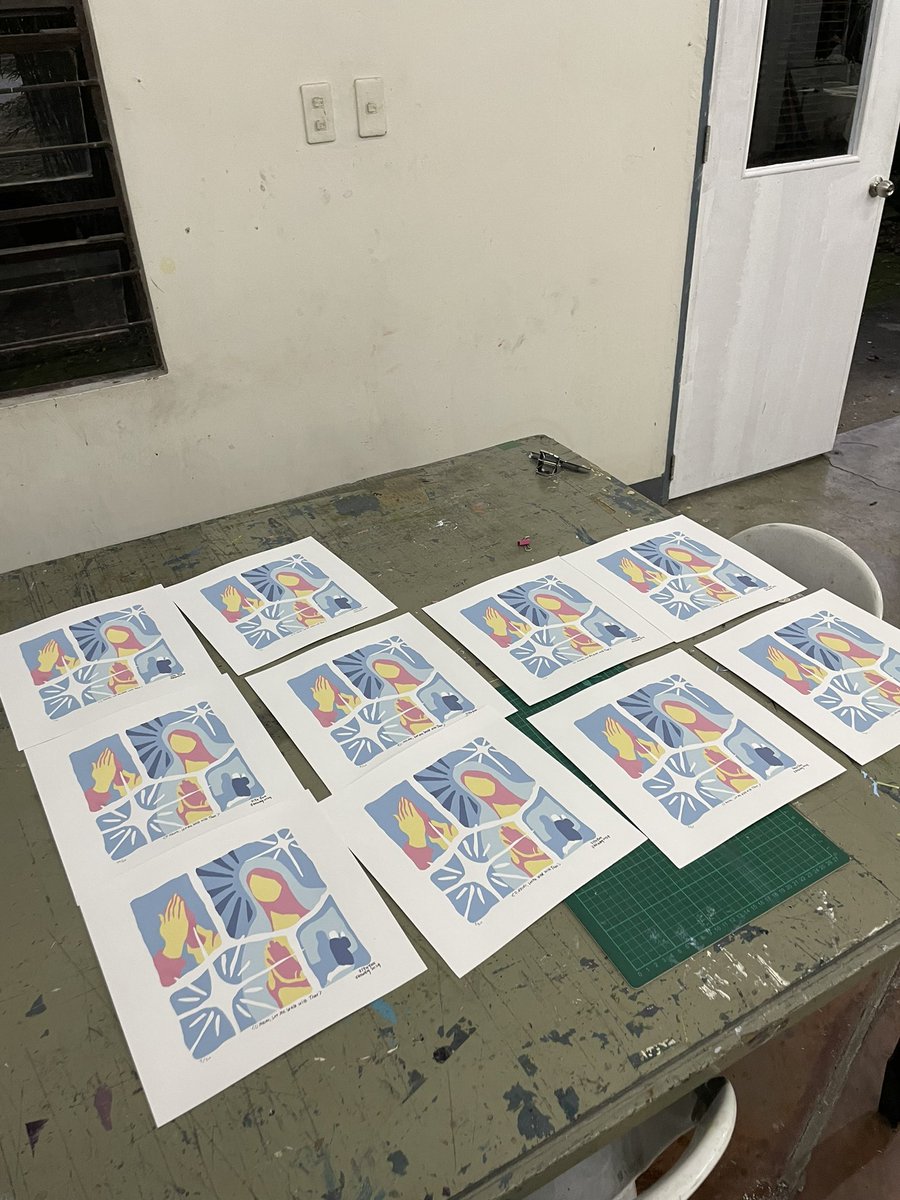 오늘의 VICTORY ㅠ..ㅠ
맨날 덜렁덜렁 실수만 해서
교수님한테 찍히고 혼나던
폐A급 문제아 학생이었는데
이를 갈고 눈물을 흘리고 변화를 다짐하고
1년전 실패했던 스티커 스텐실 실크스크린
완성했습니다. 감사 감격 아메 아라시
선생님이. 굿잡 많이발전햇구나 
하고 어깨 토닥여주심
할렐루야~~~