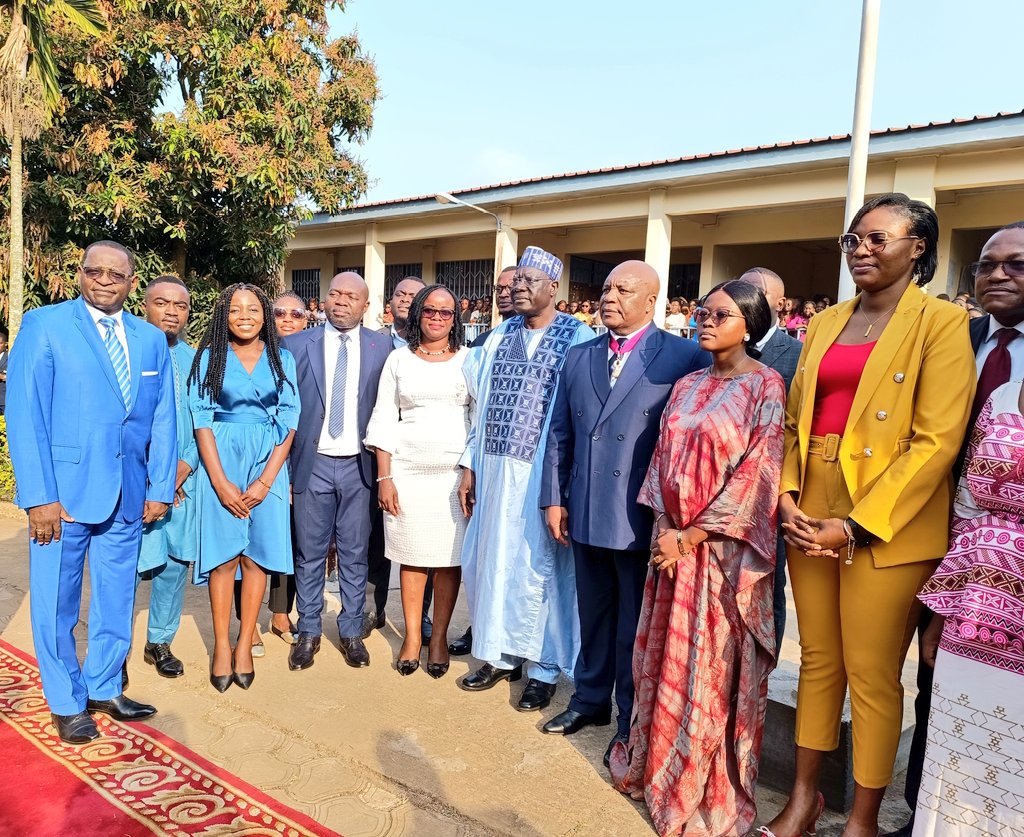Minjec00237's tweet photo. The Minister of Youth Affairs and Civic Education @MFoutsou presided over the flag-raising ceremony at the #ASMAC on Monday January 08, and held a question-and-answer session with the institution's students on youth integration issues. https://t.co/kCLxTNUeZl