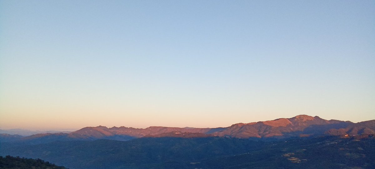 SisyphusRants's tweet photo. Not sharing pics of #maldives but just image of #Phangrei and #Shirui peak together. #ukhrul https://t.co/9RW6XNVCEk