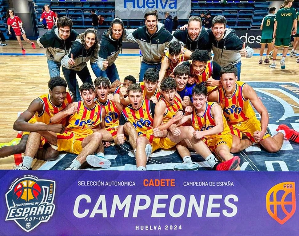 kimix_8's tweet photo. Feliç per l'or en el campionat d'Espanya. Però sobretot per haver representat Catalunya i conviure amb aquest campions staff i jugadors. També donar les gràcies @FCBQtecnic per l'oportunitat, @RTGironaFCBQ per la confiança i @cbblanes  per la formació continuada i creixement💛🖤 https://t.co/nTe2kVlBzG
