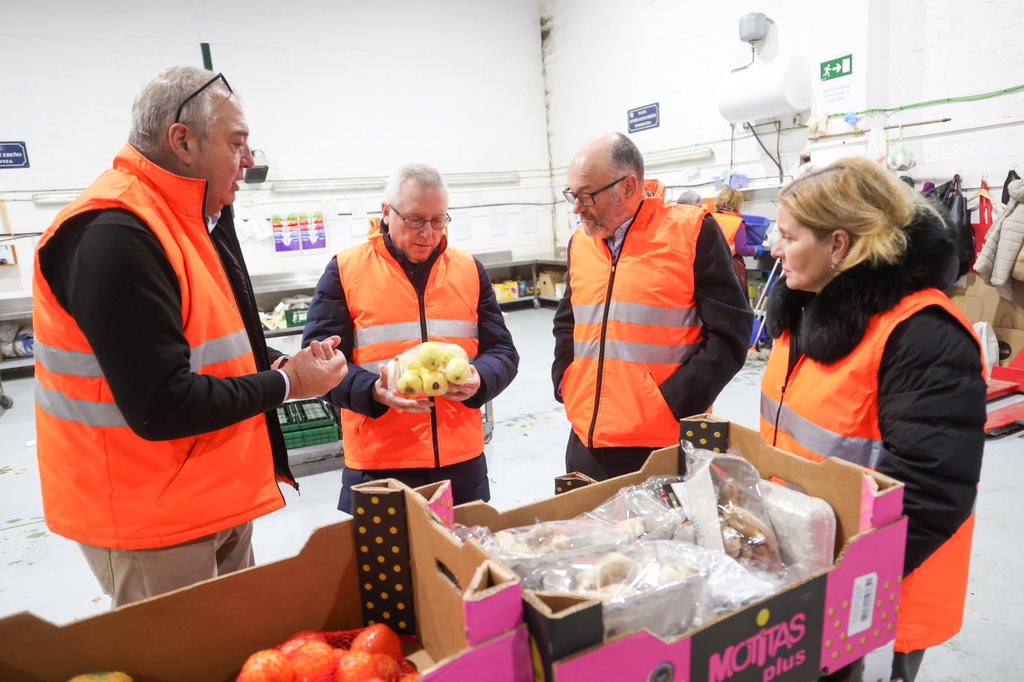asensioji's tweet image. En nuestra búsqueda por impulsar prácticas sostenibles y solidarias en #Gipuzkoa, acabamos de donar más de un millar de bolsas 100% recicladas y reciclables, para apoyar al Banco de Alimentos de #Gipuzkoa, en colaboración con @sansebastianfes @GrupoEmausFS y #SpanSet.