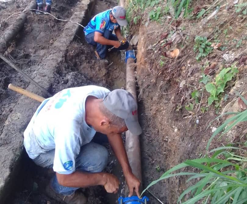 hidroven_ve's tweet photo. Equipo de las #Brippas reparó avería en  la urbanización Colinas de Turumo, con la instalación de una tubería y dos juntas mecánica de 4 pulgadas, para atender a mil 800 familias del sector, para reestablecer el servicio de #aguapotable.
@NicolasMaduro 
@RMarcoTorres https://t.co/8lAom0rEpx