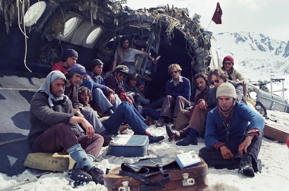 La sociedad de la nieve es una película desgarradora. A veces obviamos poder comer, bailar y hasta arroparnos cuando el sol se pone. Obviamos a nuestros seres queridos, nuestro hogar y hasta lo soporífero de la cotidianidad, cuando hay gente que muere soñando con volver a ella.